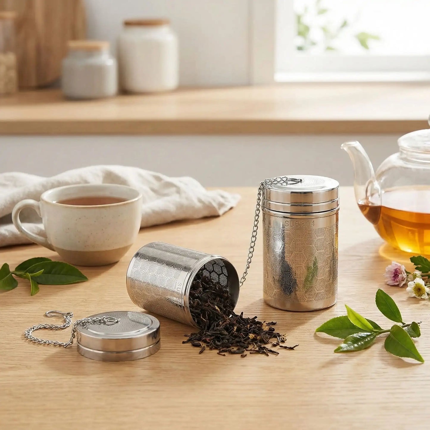 infuseur à thé sur comptoir cuisine tasse theiere fleur en decor