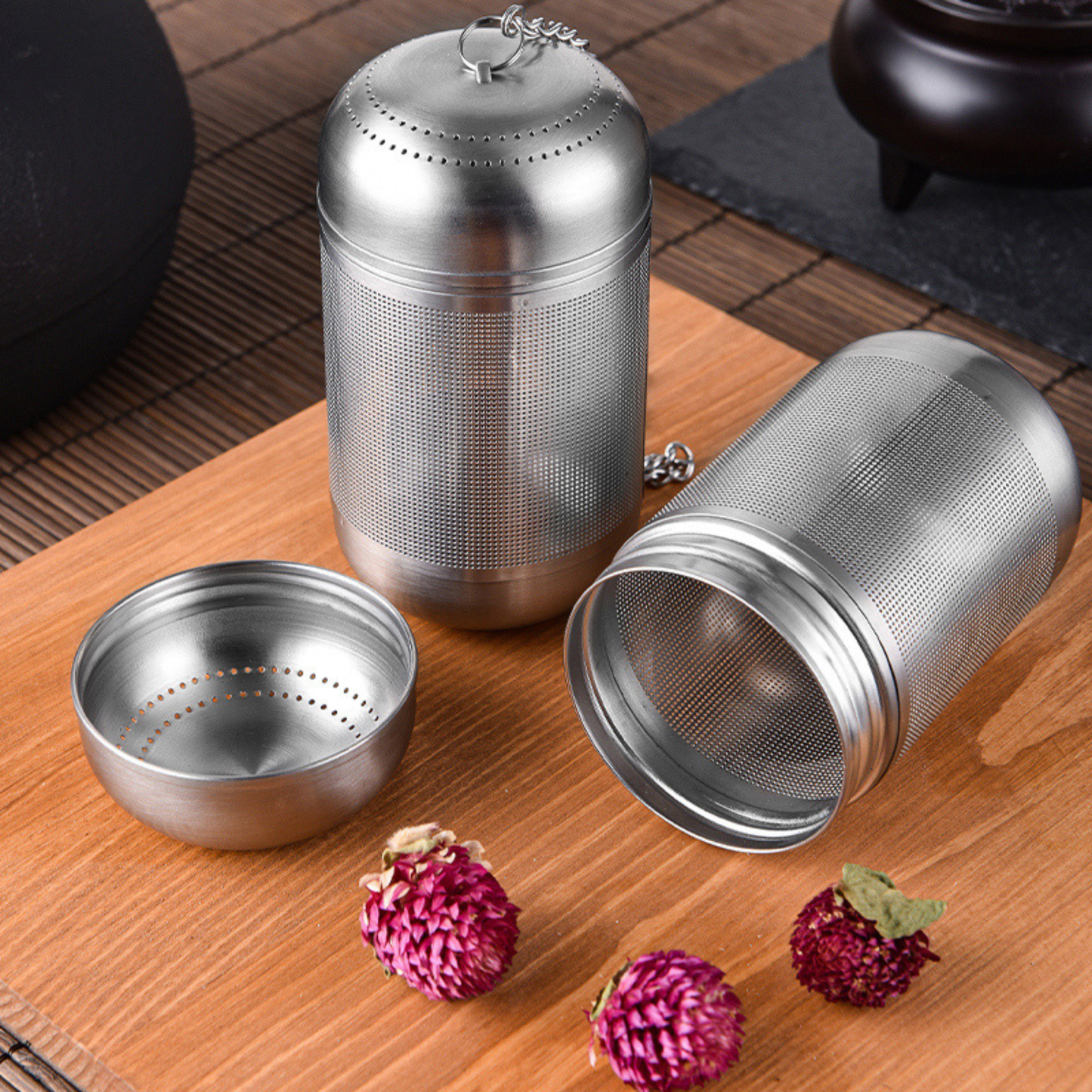 infuseur a the sur planche bois fleur seche en decor