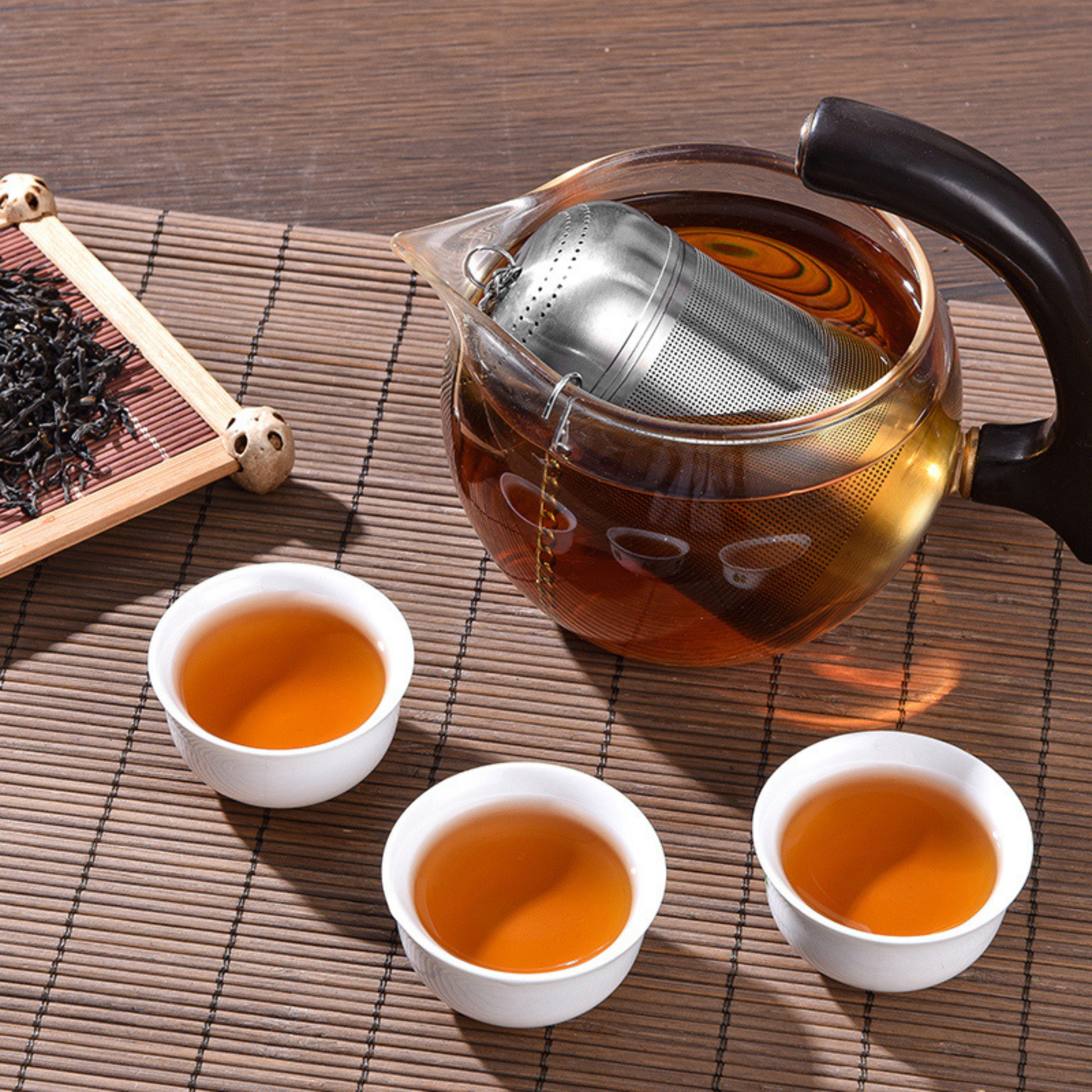 infuseur a the utilise dans theiere remplit tasses à coté