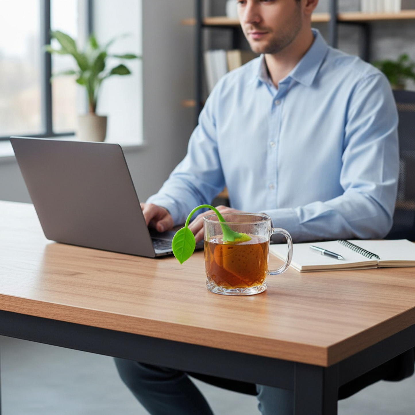 infuseur à the utilise par une homme au bureau