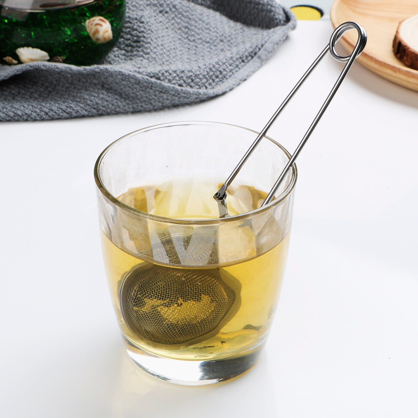 infuseur de the dans un verre de the