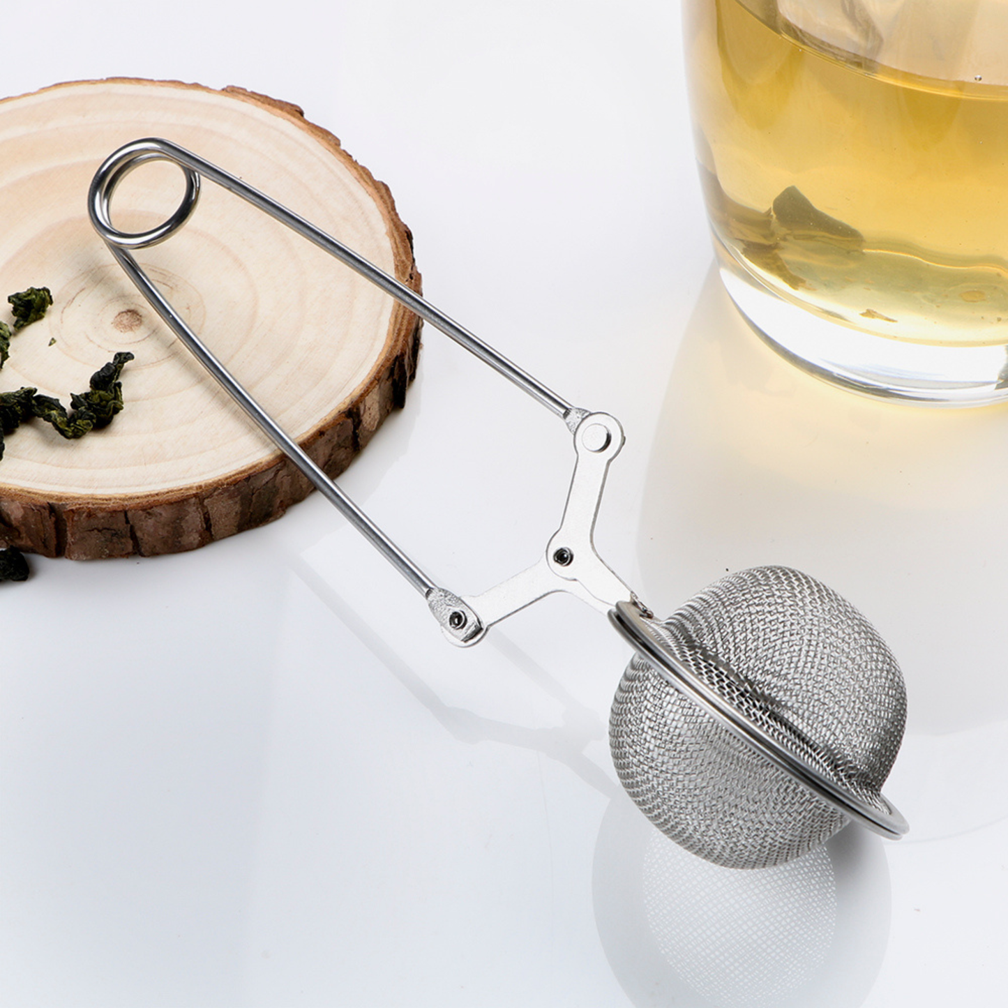infuseur de the sur planche bois tasse the à coté