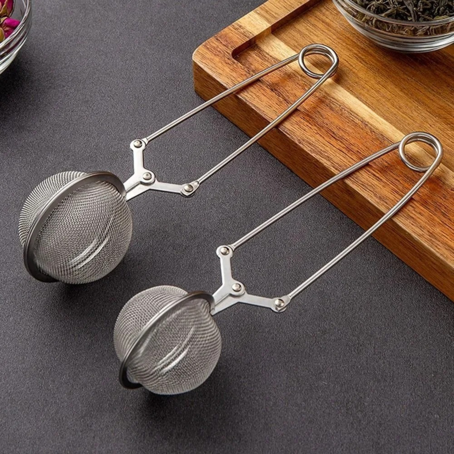 infuseur de the sur table planche bois et thé en vrac en décor