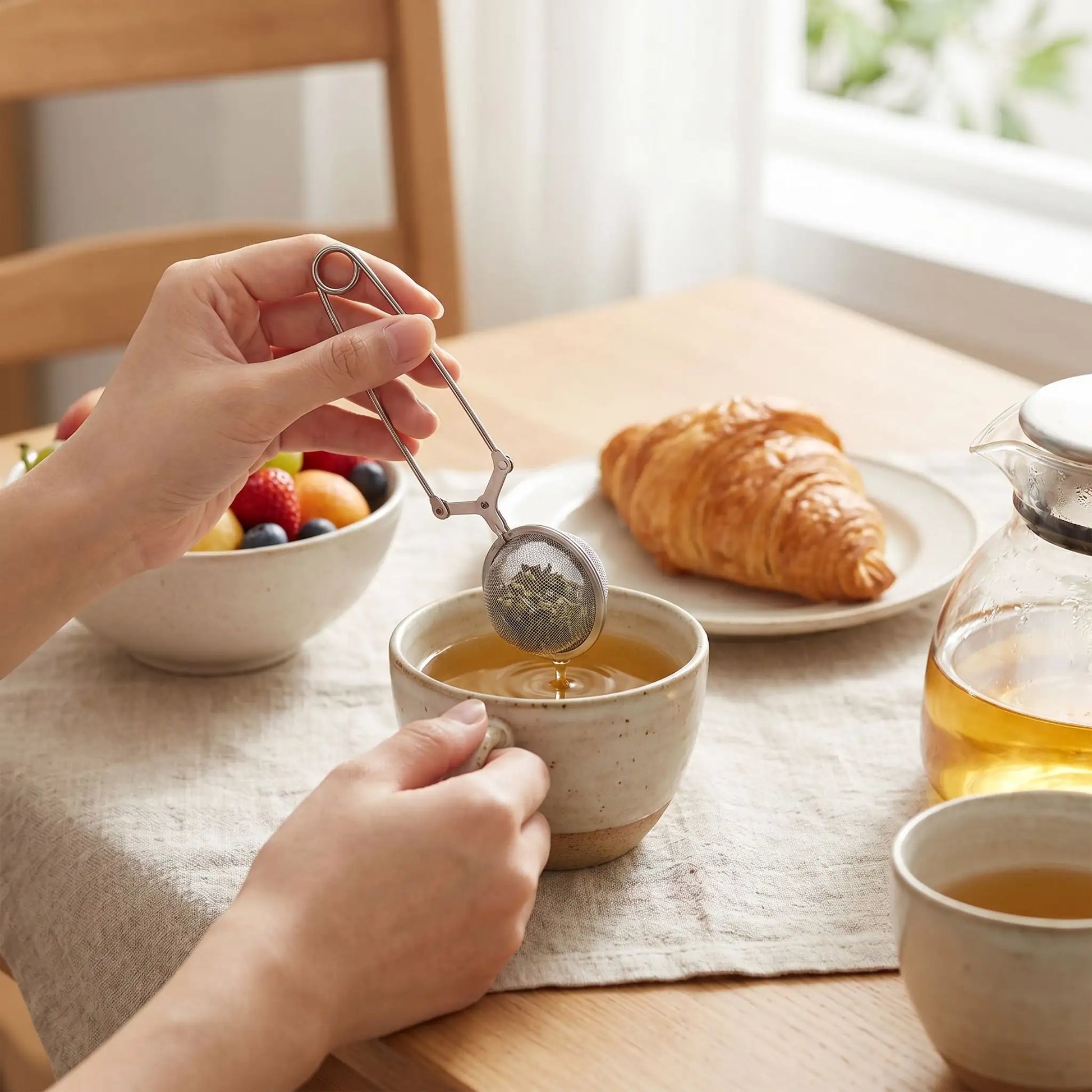 infuseur de the utilise par une femme au petit dejeuner