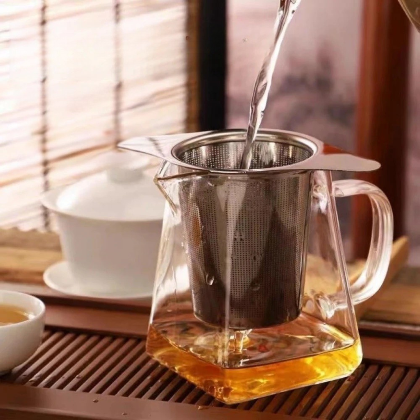 infuseur pour théière dans theiere tasse a cote