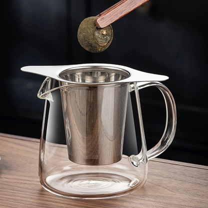 infuseur pour théière utilisé -dans-théière verre personne mettant fleur séché