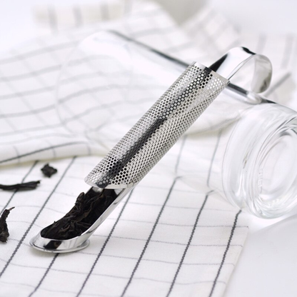 infuseur thé sur serviette remplit de thé verre à coté