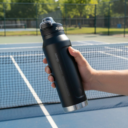isotherme 1l sport noire  au terrain de tennis tenue par une personne