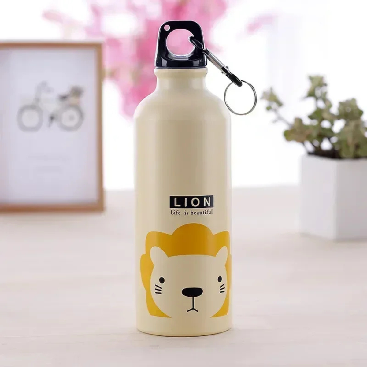 isotherme bouteille beige lion sur table fleur tableau à coté