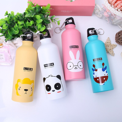 isotherme bouteille blanche panda lion beige rose lapin vert cerf couché sur table fleur déco à coté