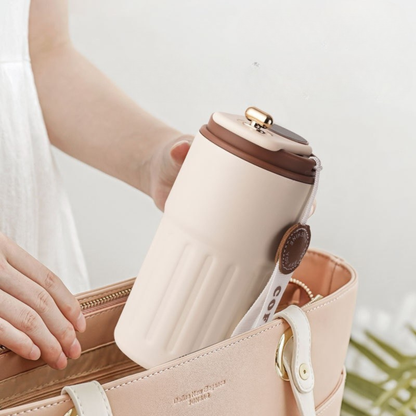 mug café isotherme blanc tenue par femme le mettant dans son sac