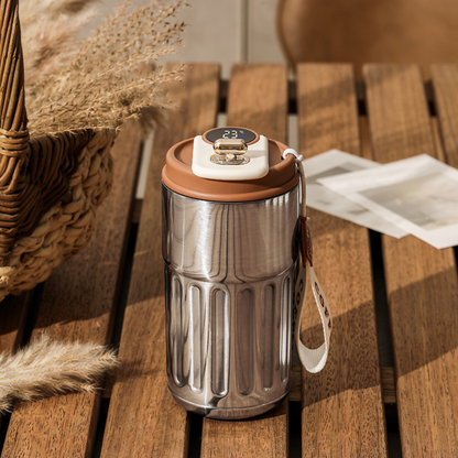 mug-cafe-isotherme-sur-banc-panier-fleur-à coté