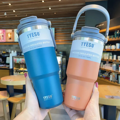 mug de voyage isotherme bleu et orange tenue par une femme en boutique
