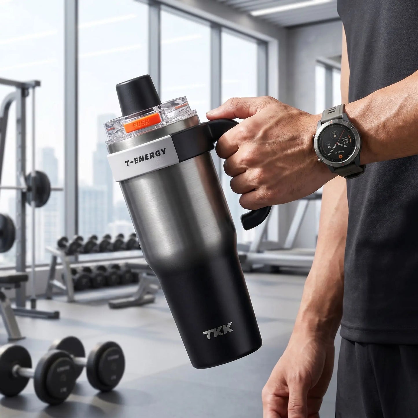 mug etanche isotherme gris noire tenu par un homme a la salle de sport