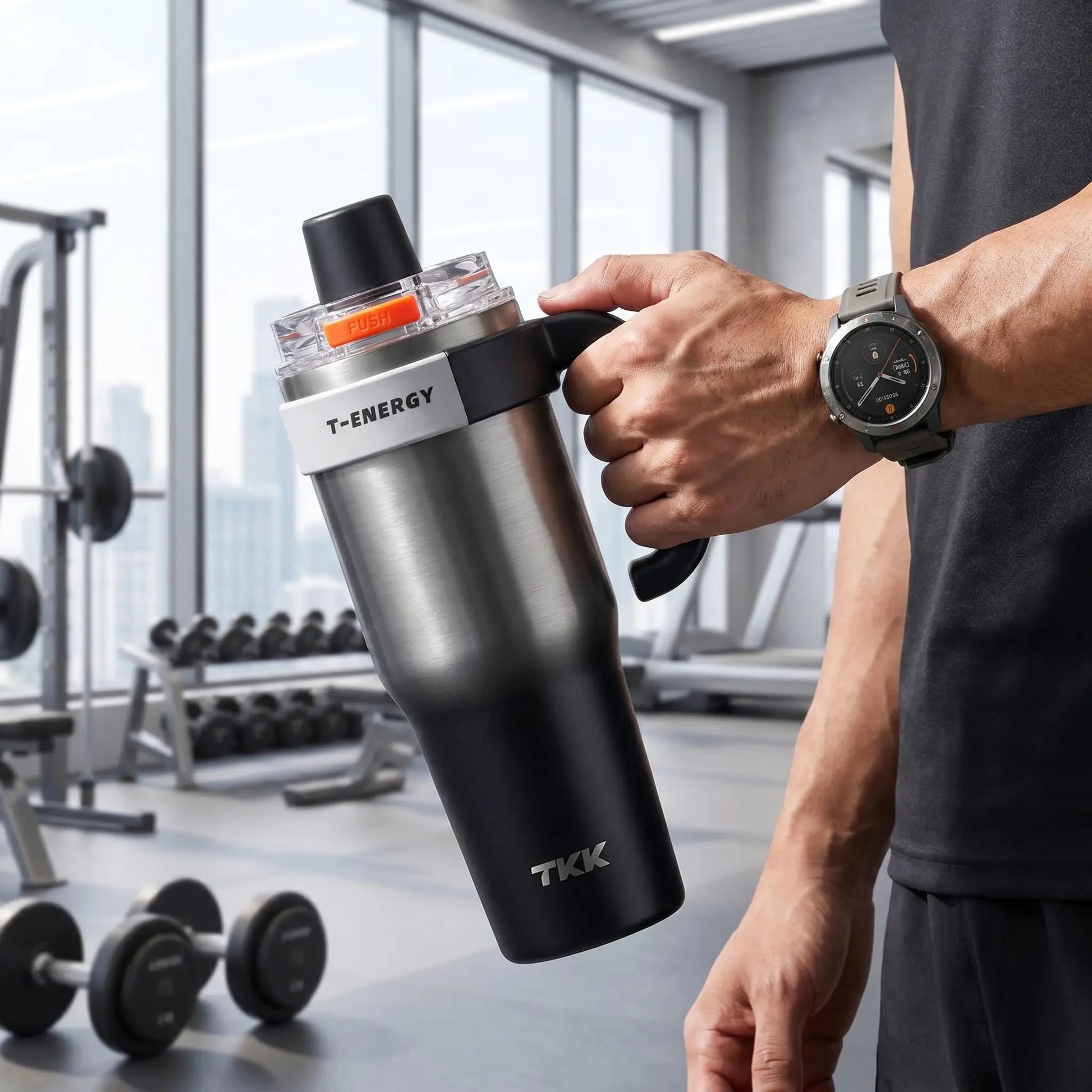 mug etanche isotherme gris noire tenu par un homme a la salle de sport