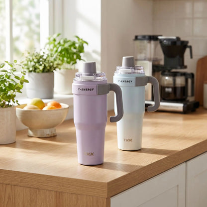 mug etanche isotherme mauve et bleu sur table cuisine