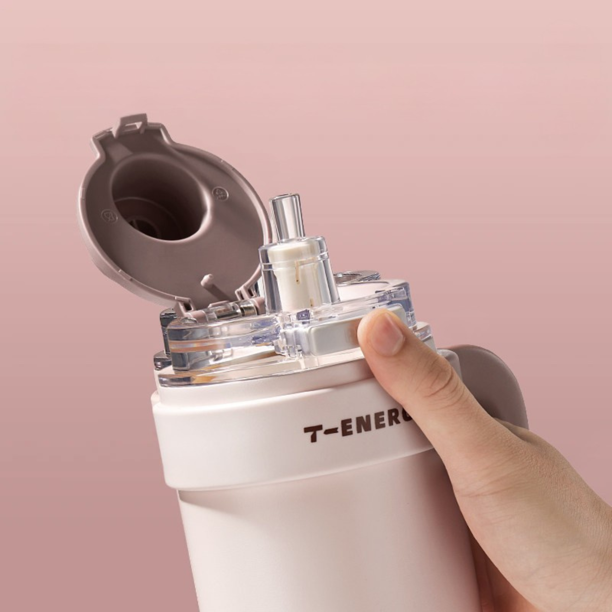 mug etanche isotherme rose ouvert avec paille tenue par une femme