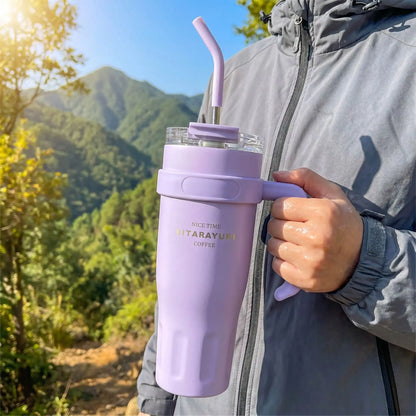 mug isotherme avec paille mauve utilisé par randonneuse