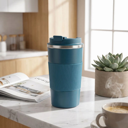 mug isotherme café bleu sur table cuisine