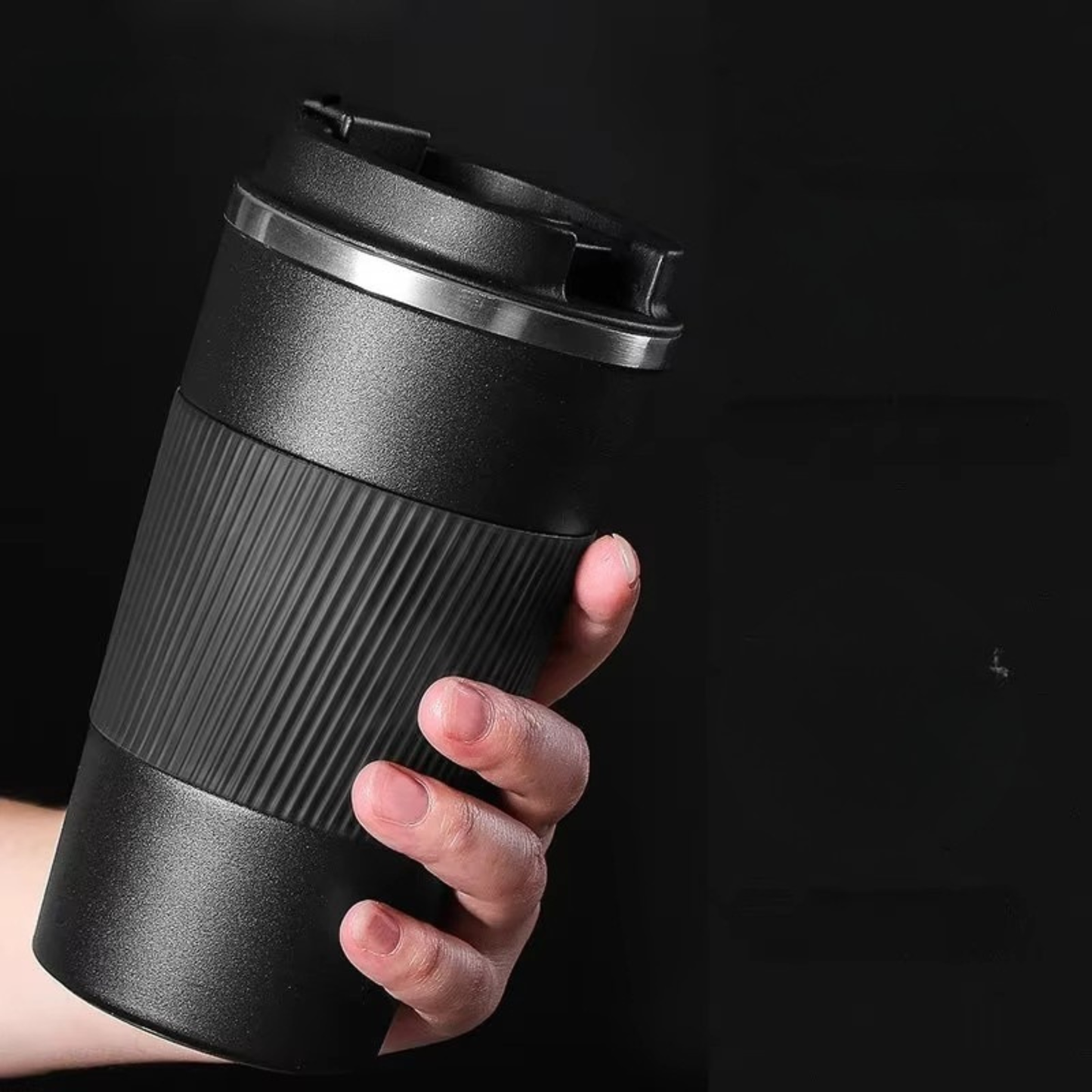 mug isotherme café noire tenue par une personne