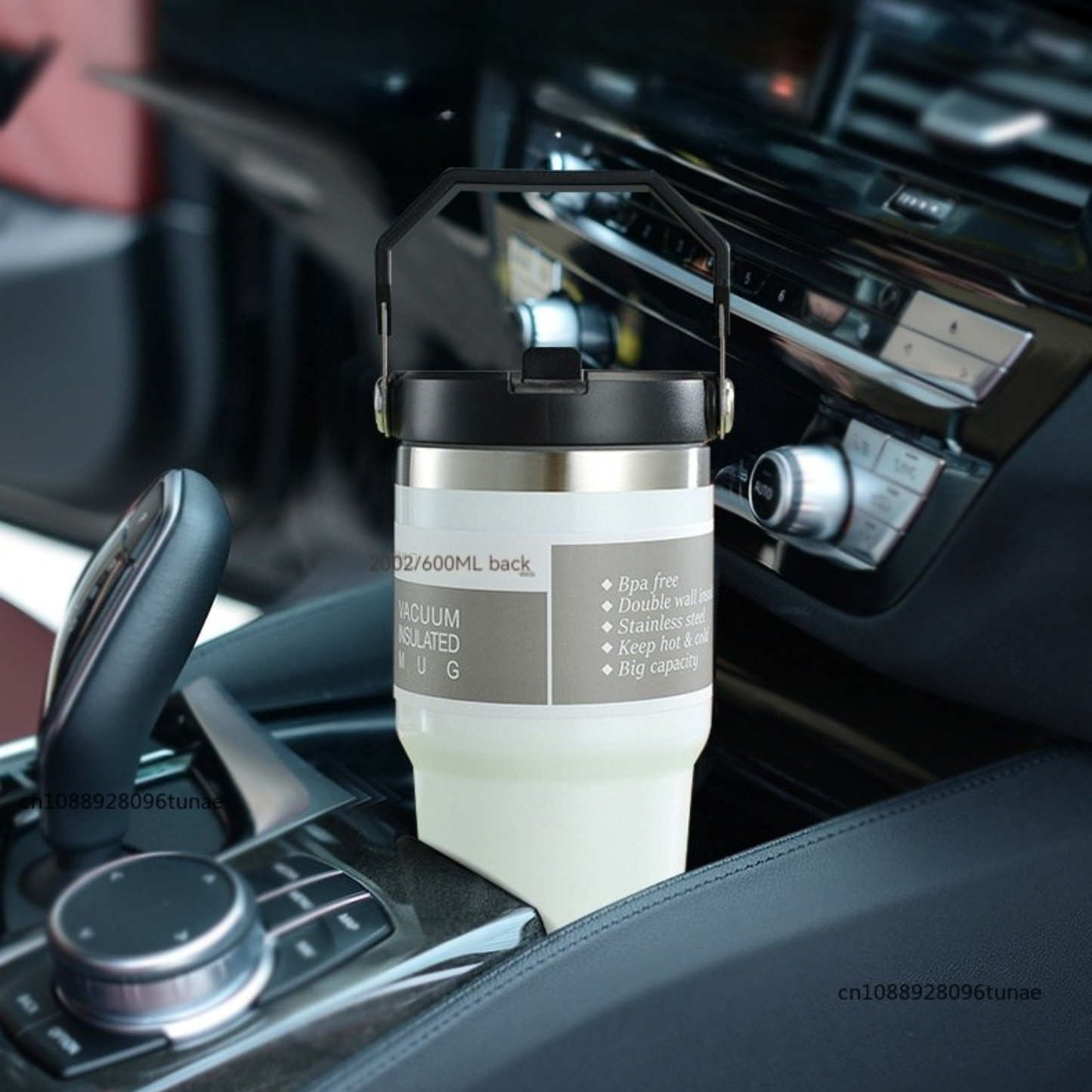 mug isotherme de voyage blanc dans un porte goblet de voiture