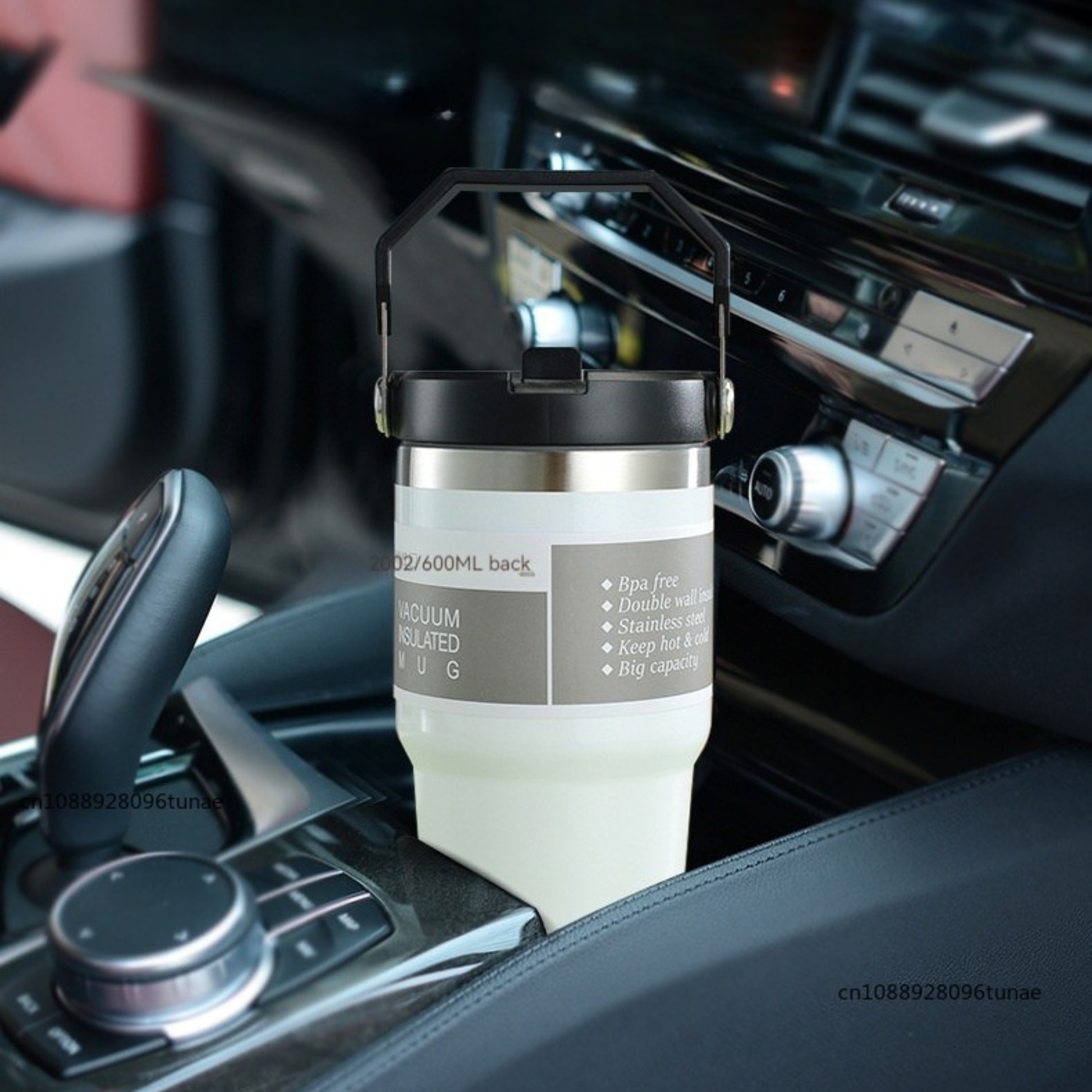 mug isotherme de voyage blanc dans un porte goblet de voiture