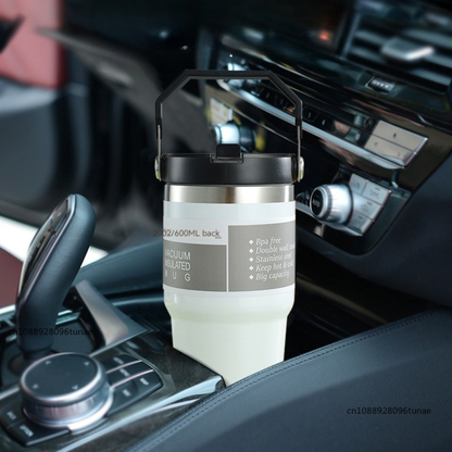 mug isotherme de voyage blanc dans un porte goblet de voiture