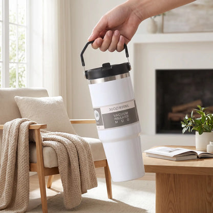 mug isotherme de voyage blanc tenue par une femme