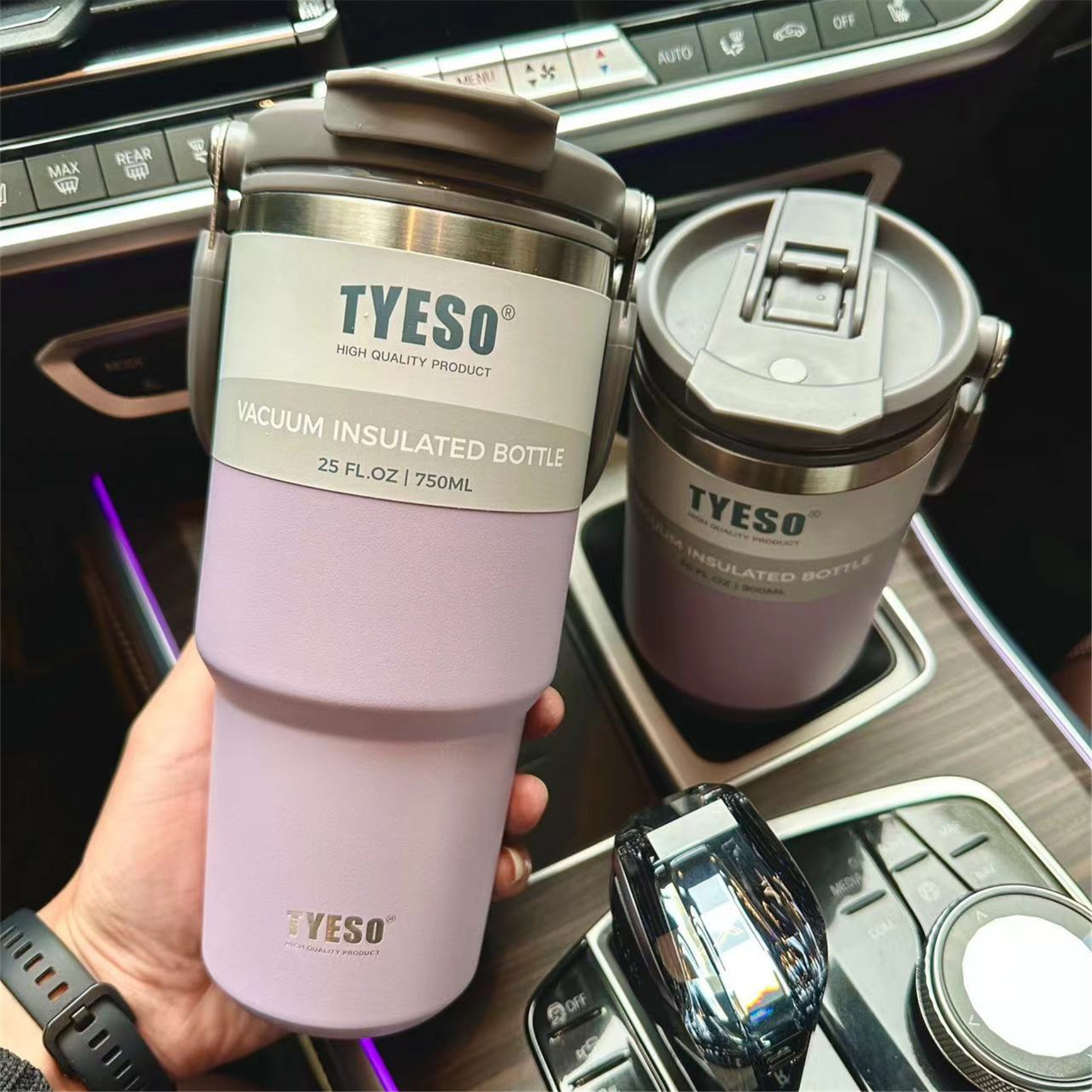 mug isotherme de voyage mauve tenue par un homme en voiture