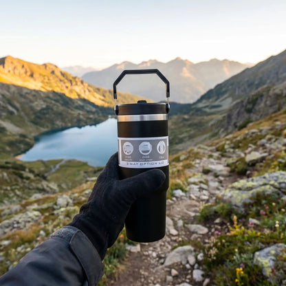 mug isotherme de voyage tenue par un randonneur