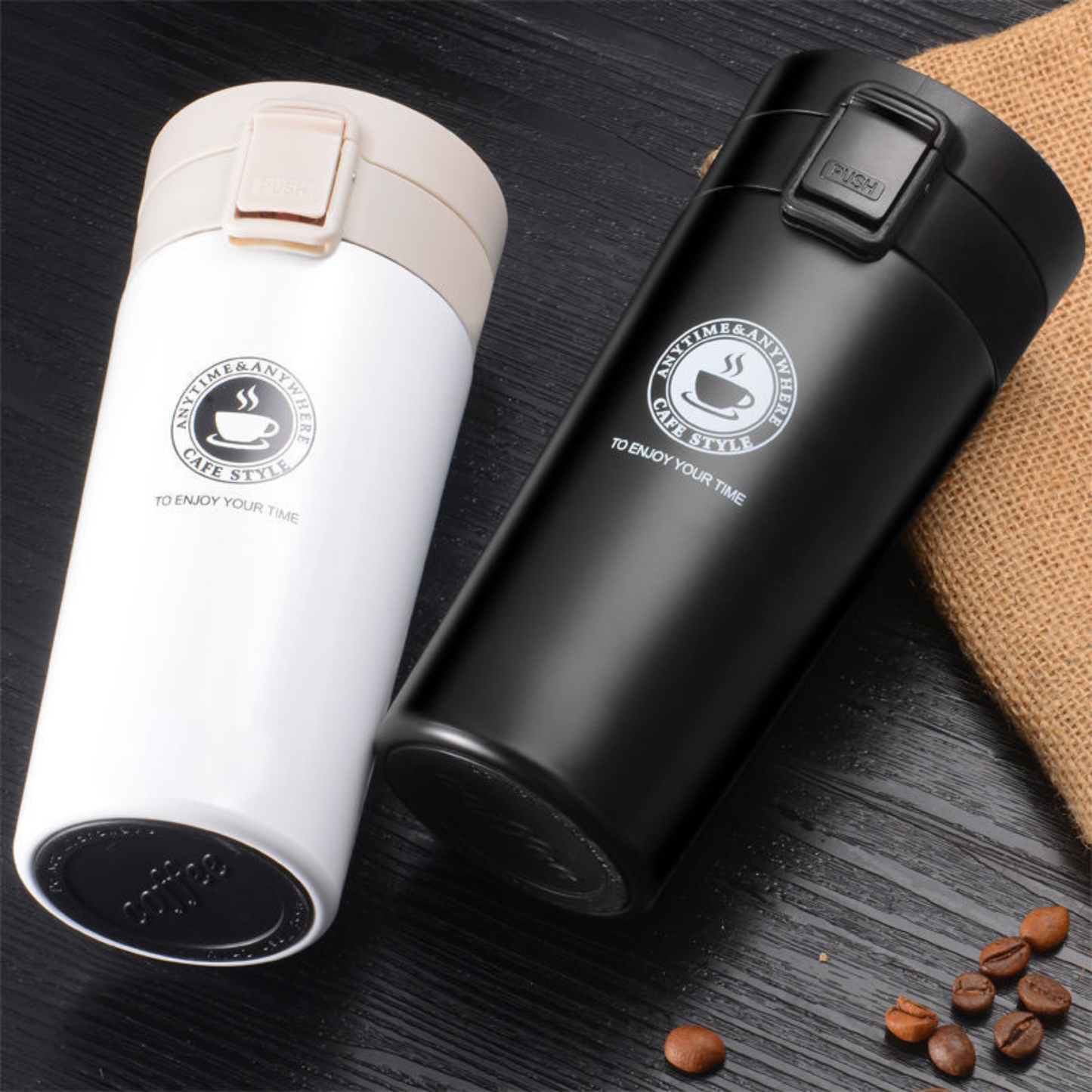 mug isotherme inox blanc noire sur table bois grain café et serviette en decor