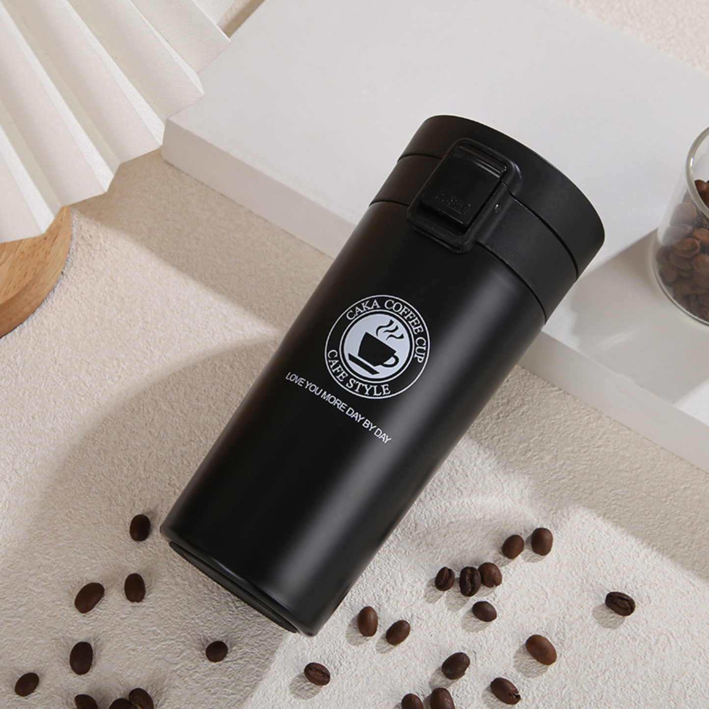 mug isotherme inox noire sur planche blanche grains café en décor
