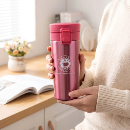 mug isotherme inox rouge tenue par une femme en cuisine