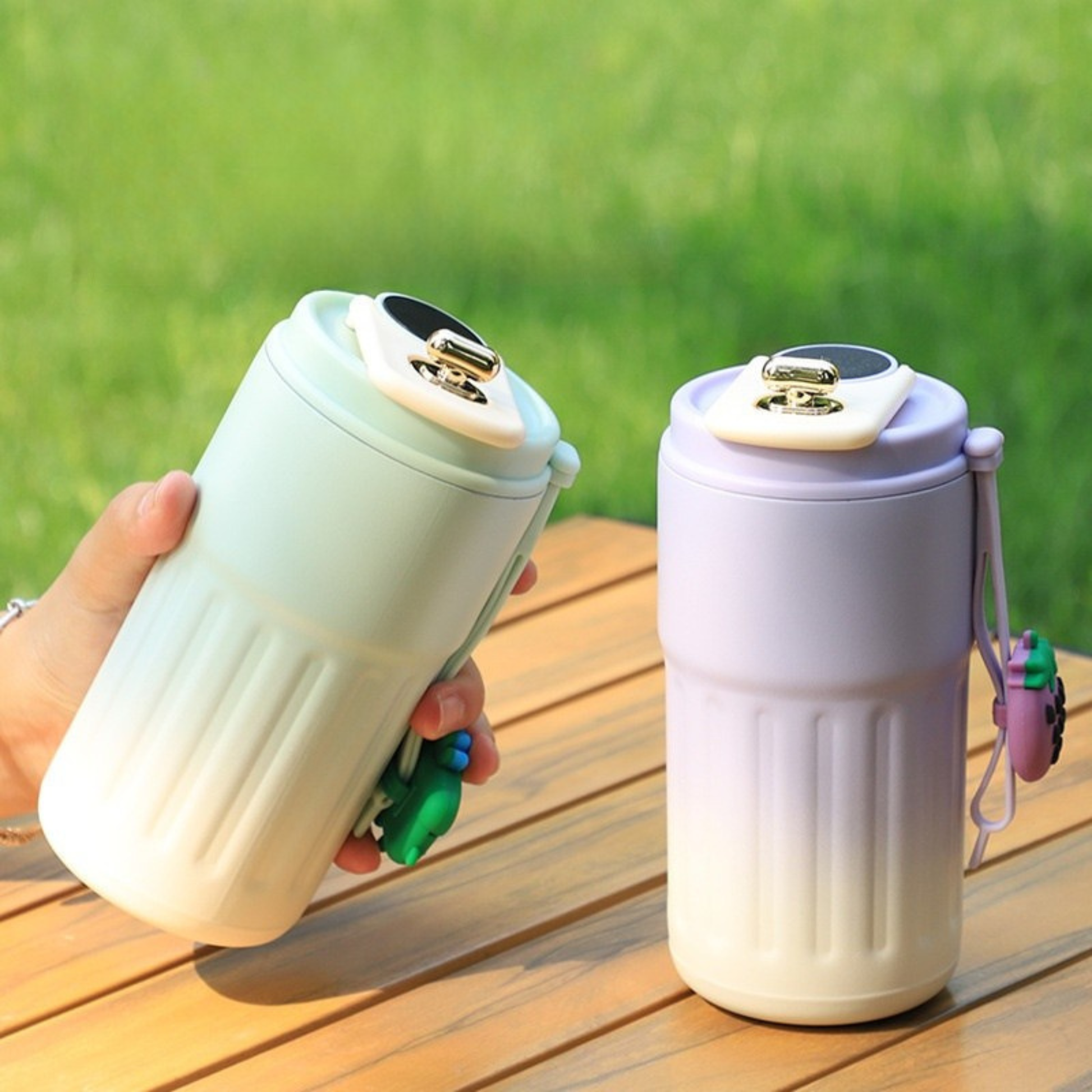 mug isotherme mauve sur table femme tenant mug vert au parc