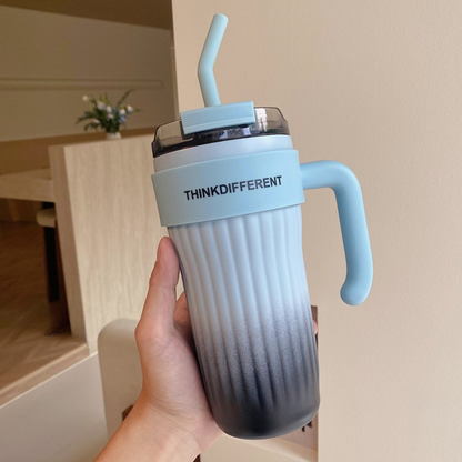 mug isotherme paille bleu degade noir tenue par une personne