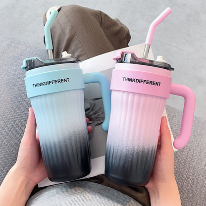 mug isotherme paille bleu degade noire et rose degrade noir tenue par une personne