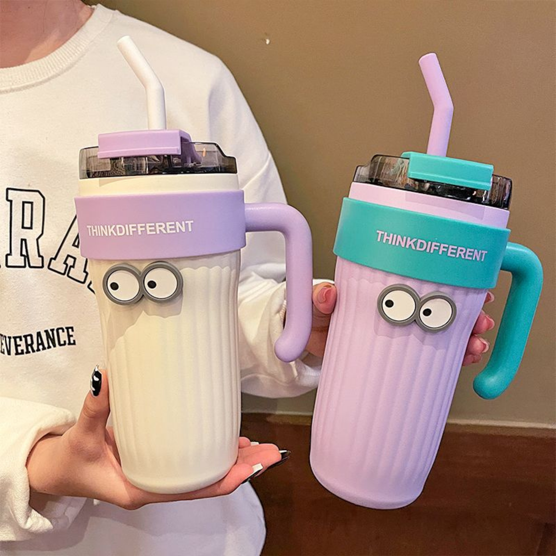 mug isotherme paille mauve et blanc tenue par une femme