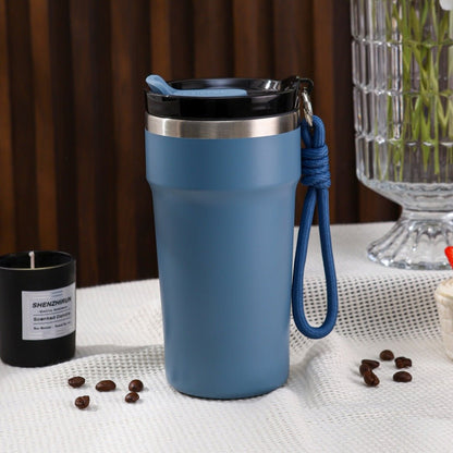 mug isotherme bleu sur nappe blanche