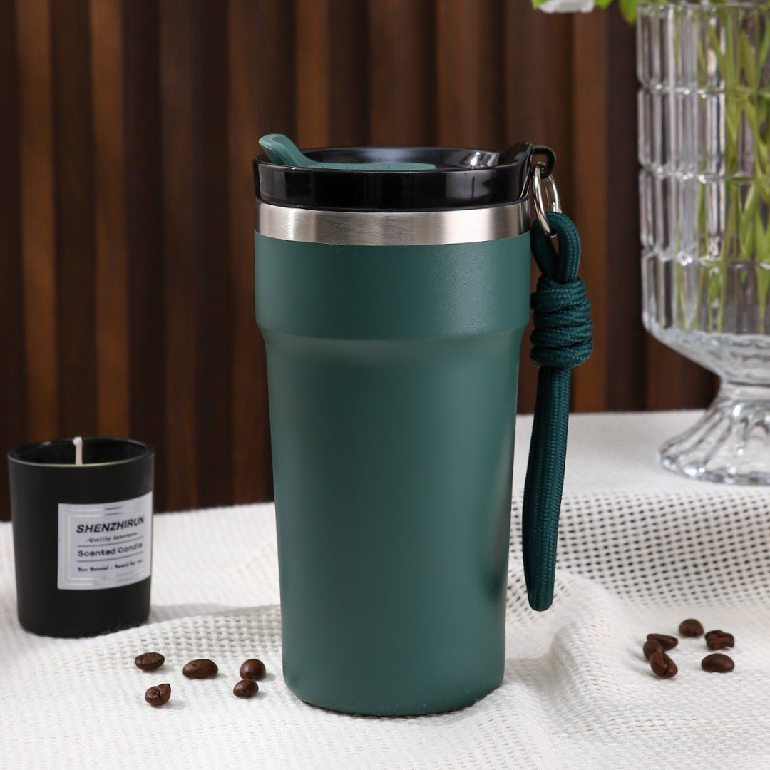 mug isotherme vert sur nappe blanche