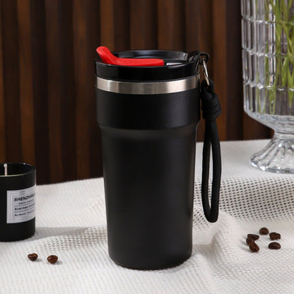 mug isotherme noir sur nappe blanche