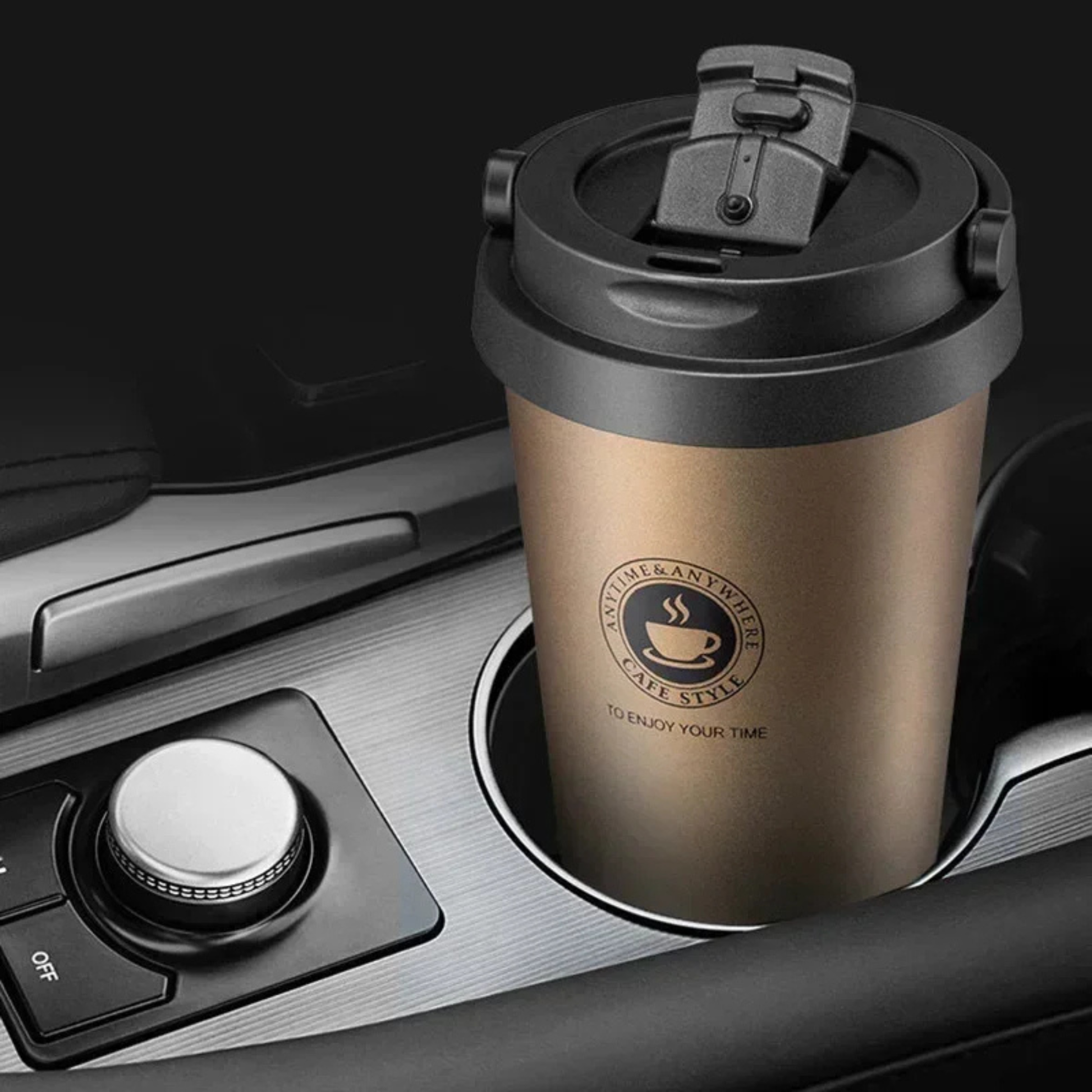 mugs isothermes dans porte goblet d une voiture