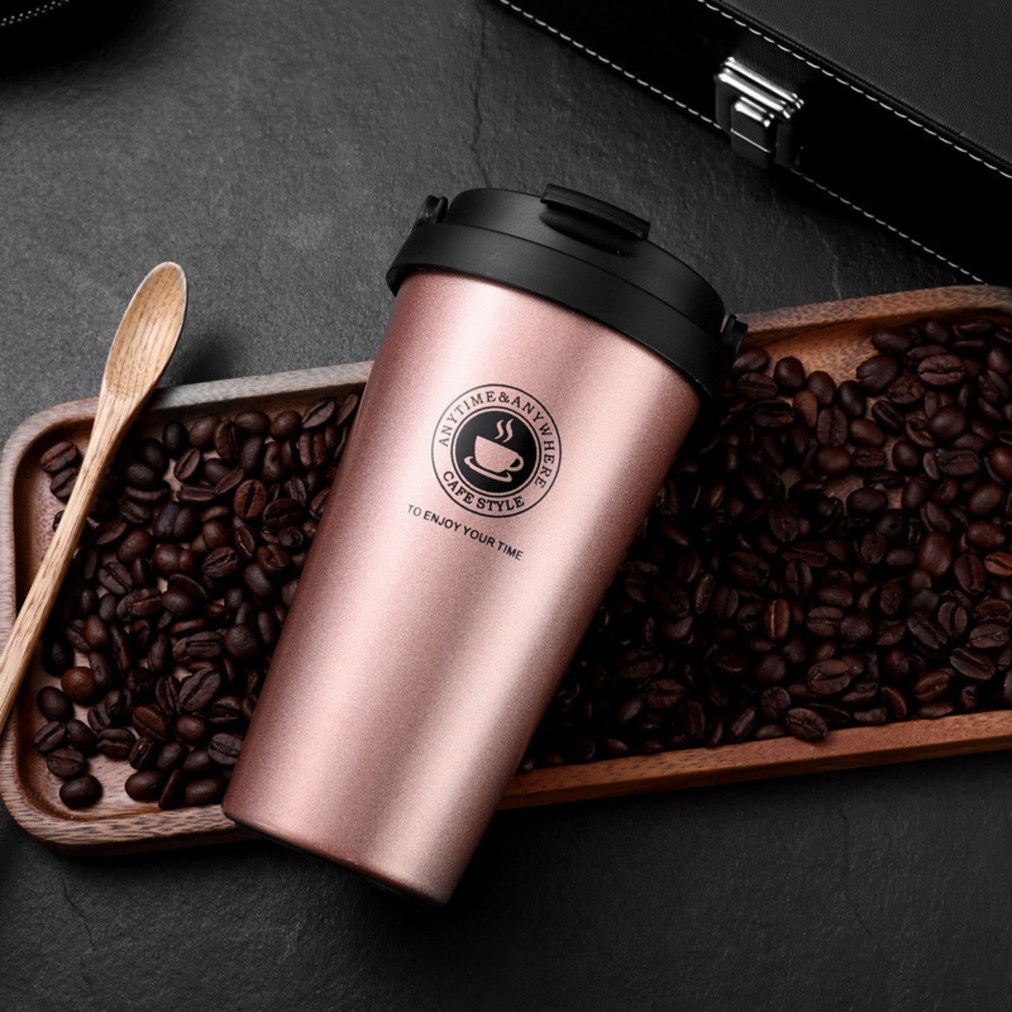 mugs isothermes rose sur planche remplit café grain