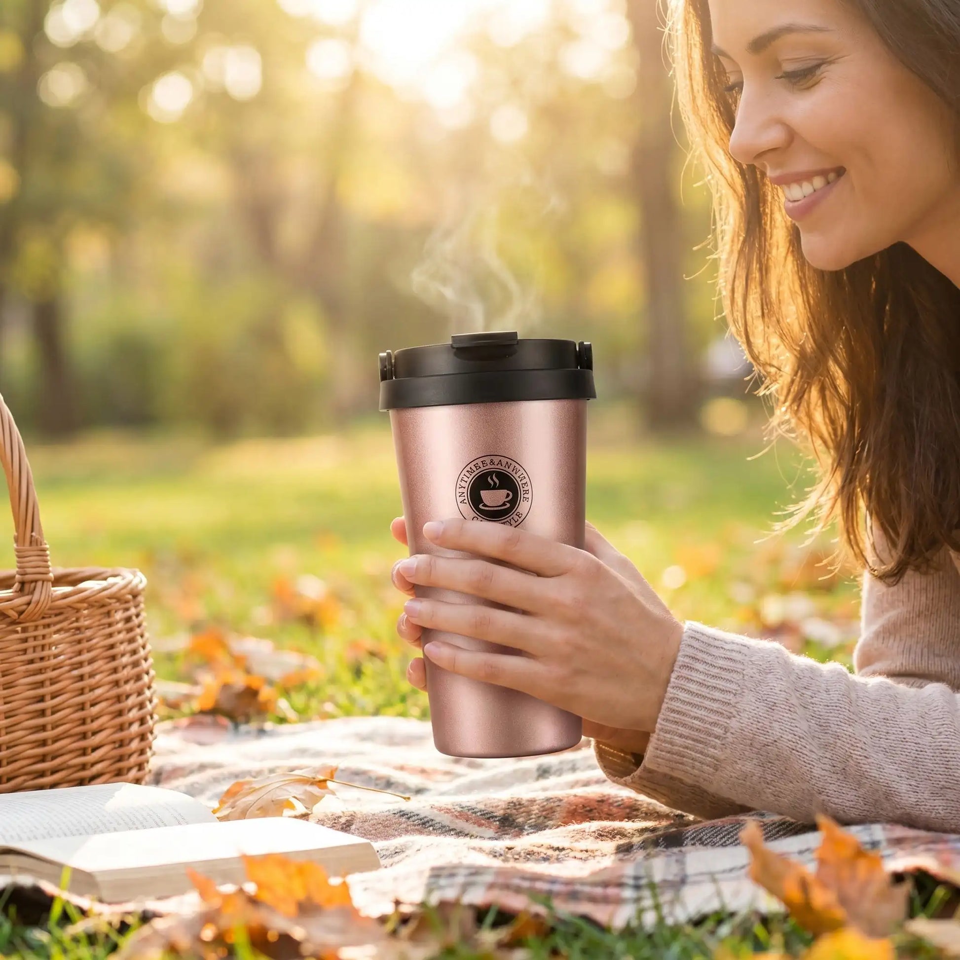 mugs isothermes rose tenue par une femme au parc