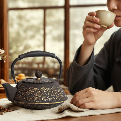 personne- buvant-du-the-avec-sa-theiere fonte japonaise 