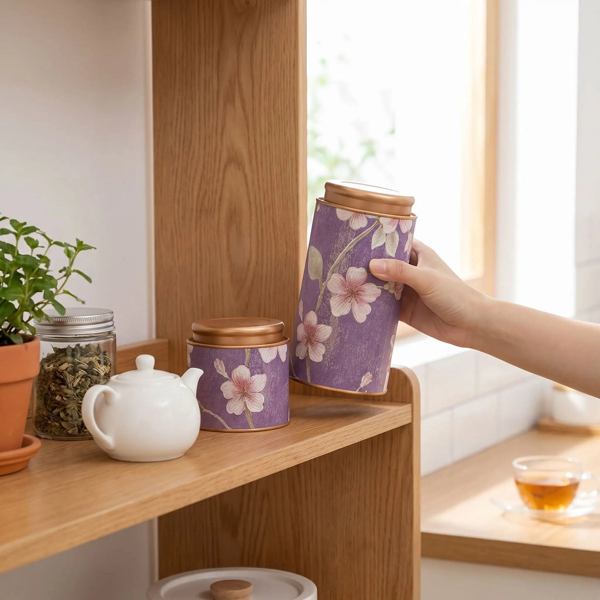personne mettant boite à thé mauve sur étagère