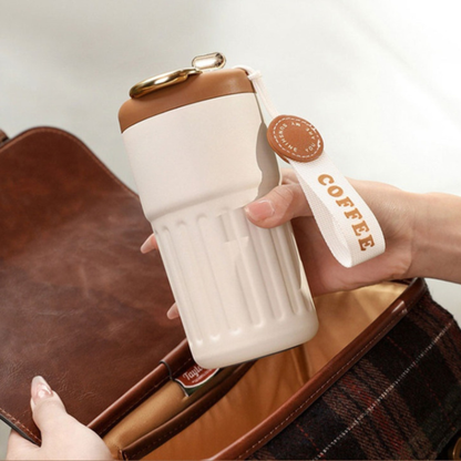 personne mettant mug café isotherme dans son sac