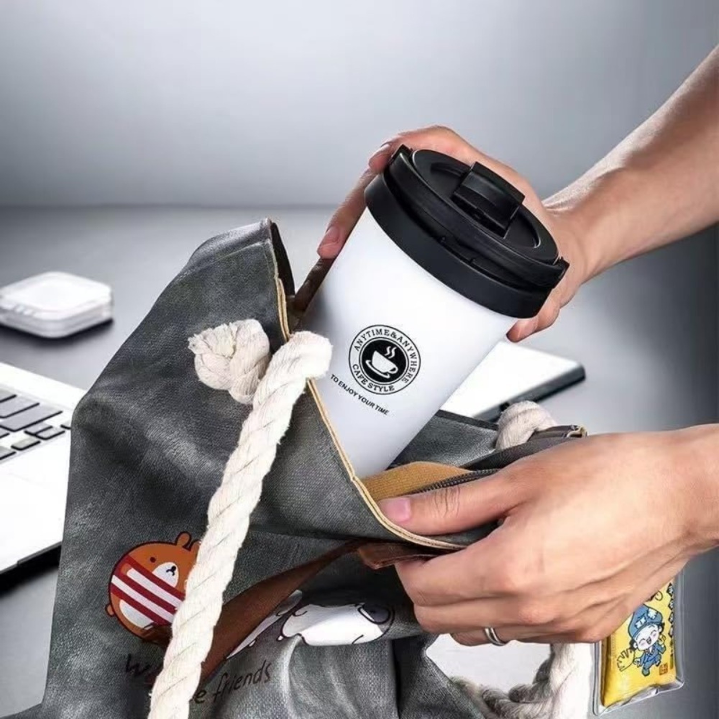 personne mettant mugs isothermes dans son sac