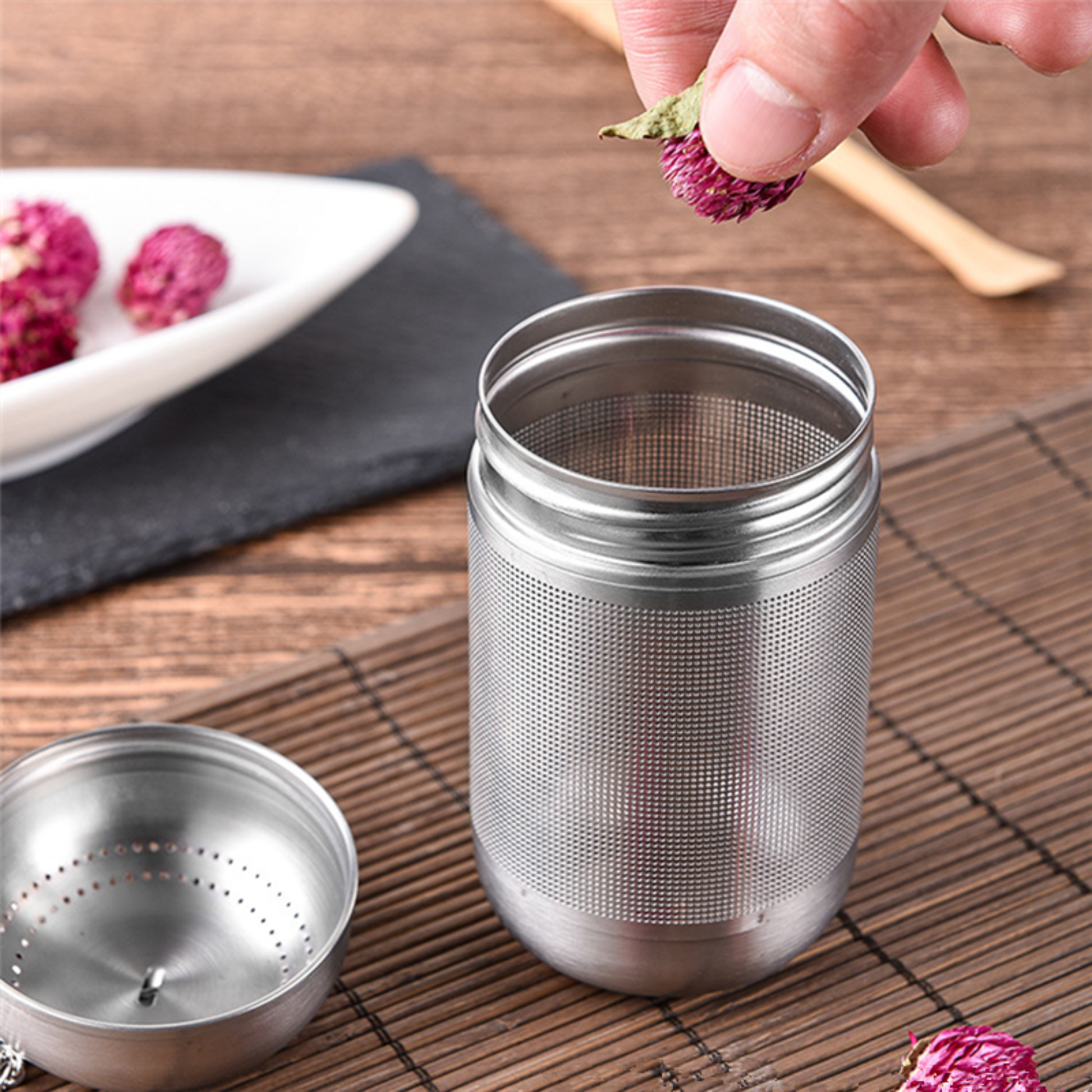 personne mettant the seche dans infuseur a the