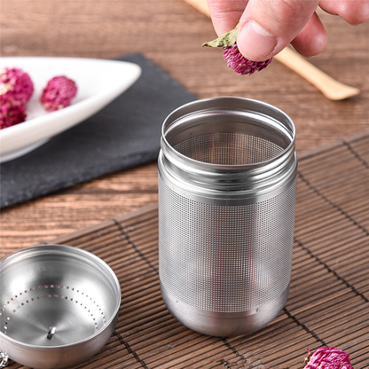 personne mettant the seche dans infuseur a the