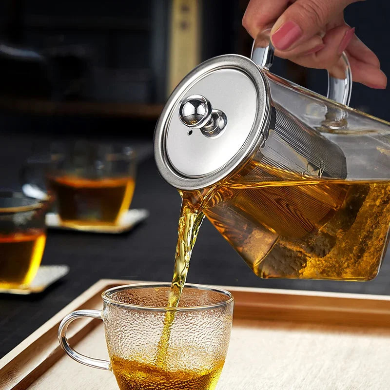 personne servant the utilisant theiere verre